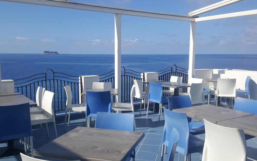 Dive in Cafe Grill Terrace